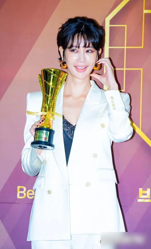 关于韩国选手惊艳亮相,收获赞誉的信息 关于韩国选手惊艳亮相,收获赞誉的信息