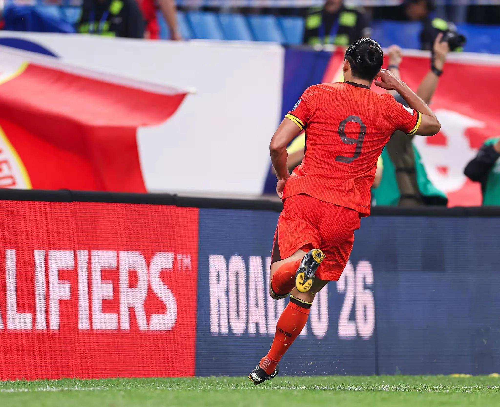 罗马尼亚队客场大胜冰岛队，晋级欧锦赛