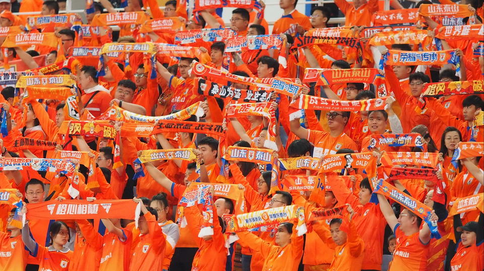 北京球迷热情助威,武汉队遭遇主场压力的简单介绍