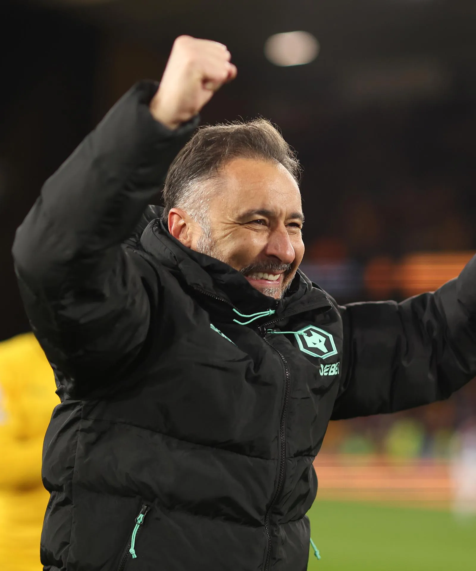 萨尔茨堡主教练在训练中积极发挥