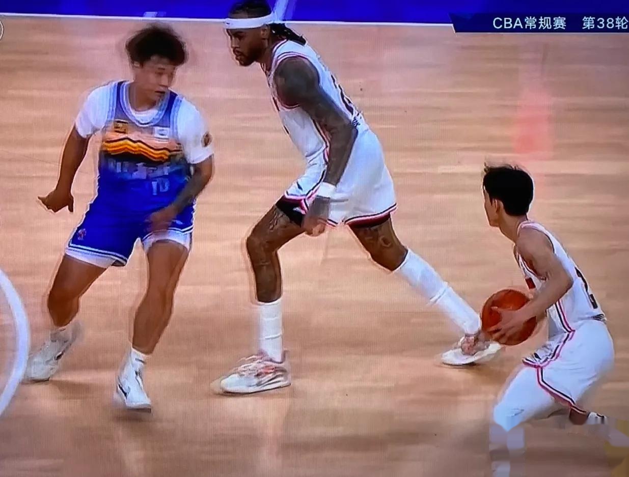 传奇时刻再现,经典比赛再次惊艳球迷 传奇时刻再现,经典比赛再次惊艳球迷