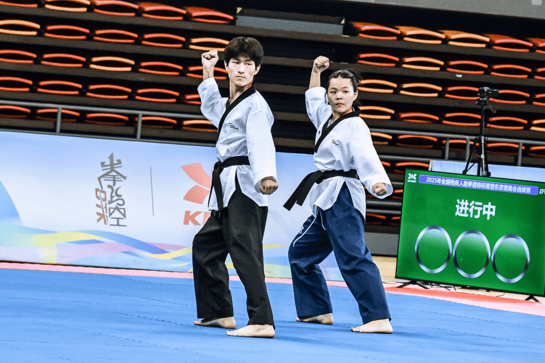 跆拳道选手取得胜利赛场风采的简单介绍 跆拳道选手取得胜利赛场风采的简单介绍