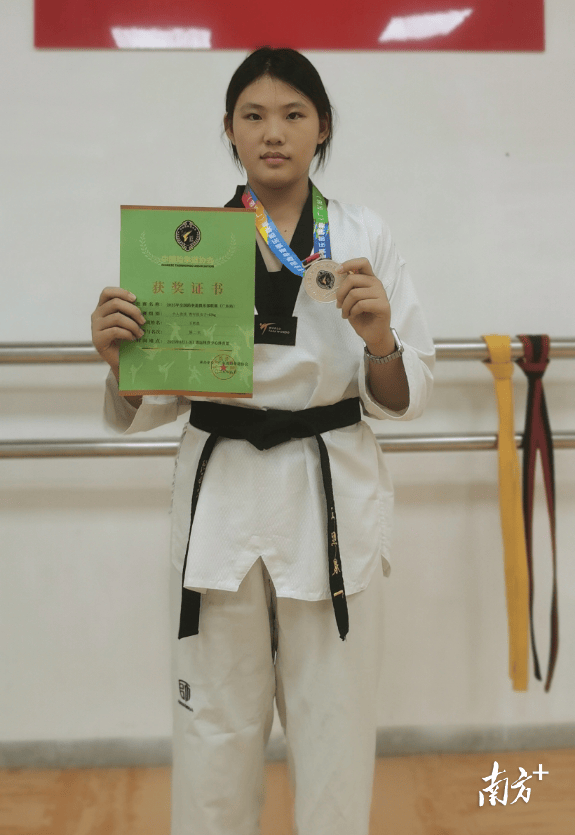 跆拳道选手取得胜利赛场风采的简单介绍 跆拳道选手取得胜利赛场风采的简单介绍