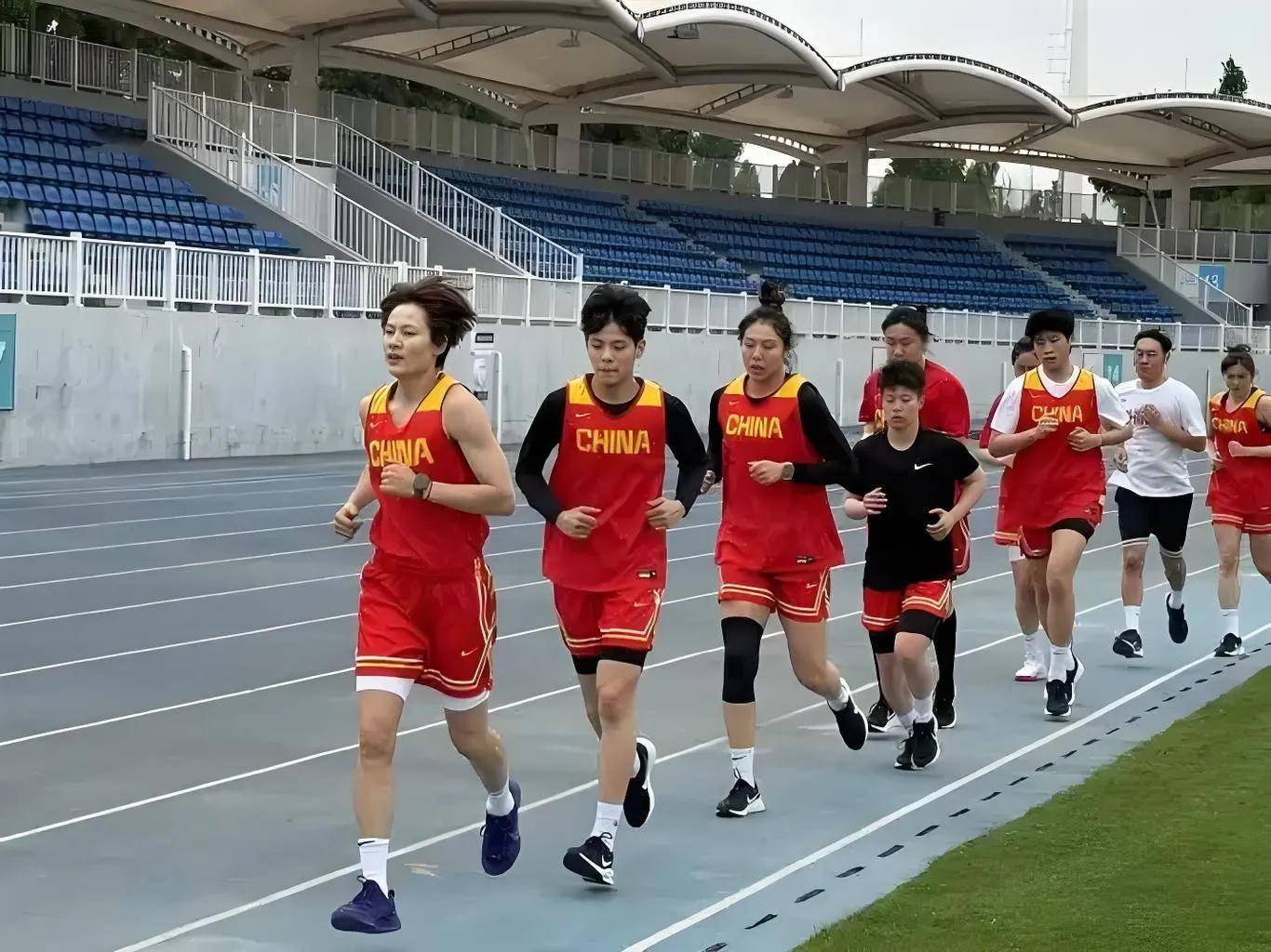 严格管控赛会期间球员行为，促进球队发挥