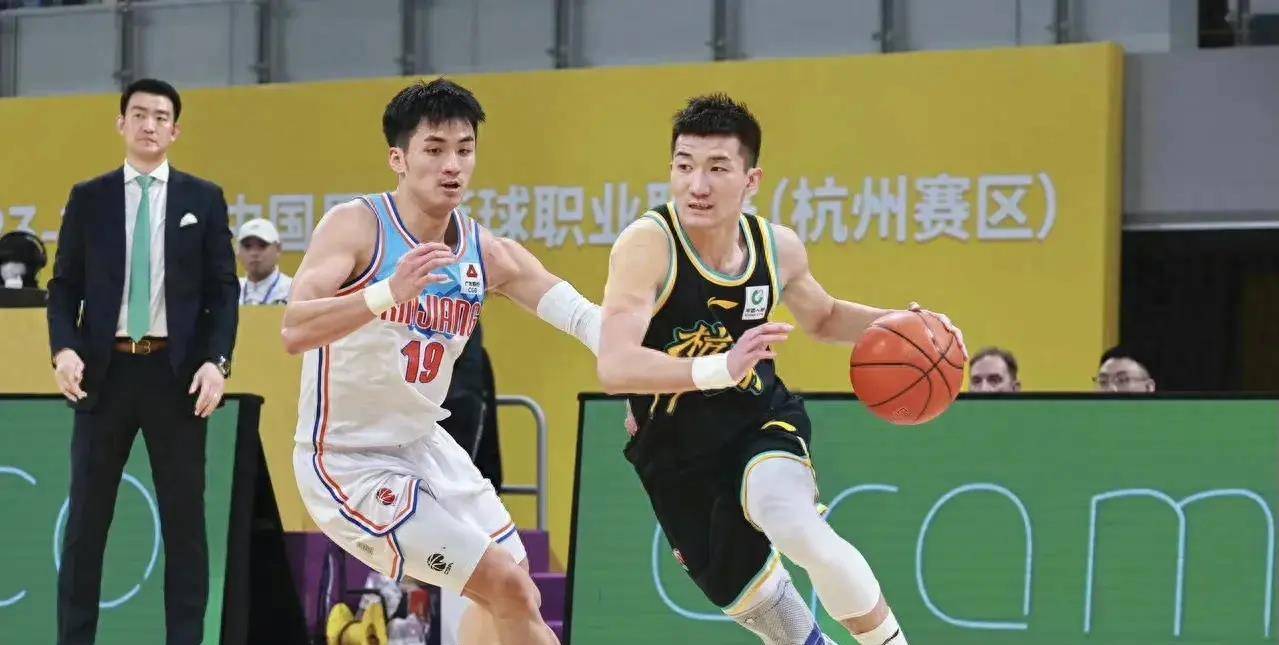 新疆男篮迅猛进攻,再陷对手 新疆男篮迅猛进攻,再陷对手