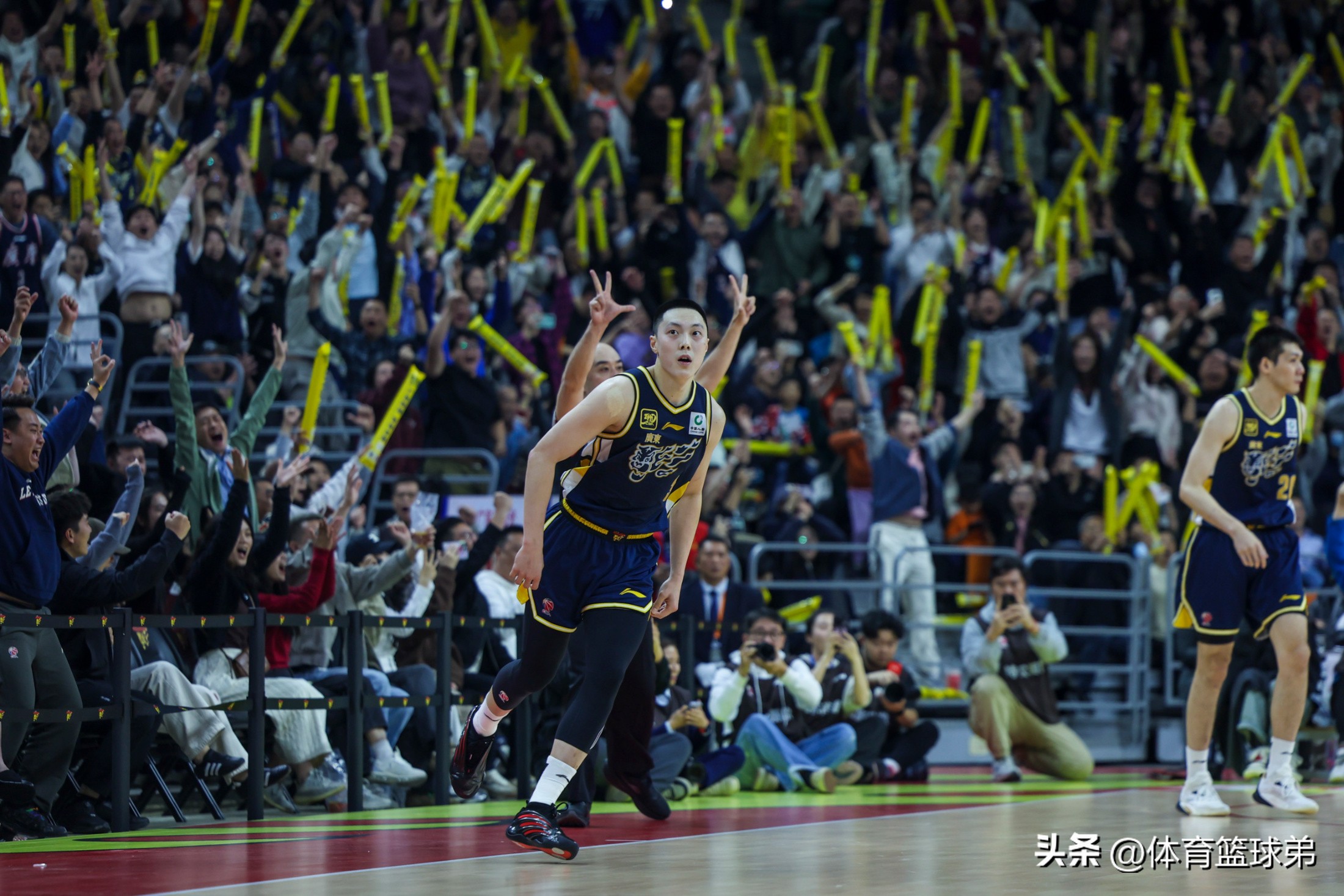 新疆男篮迅猛进攻,再陷对手 新疆男篮迅猛进攻,再陷对手