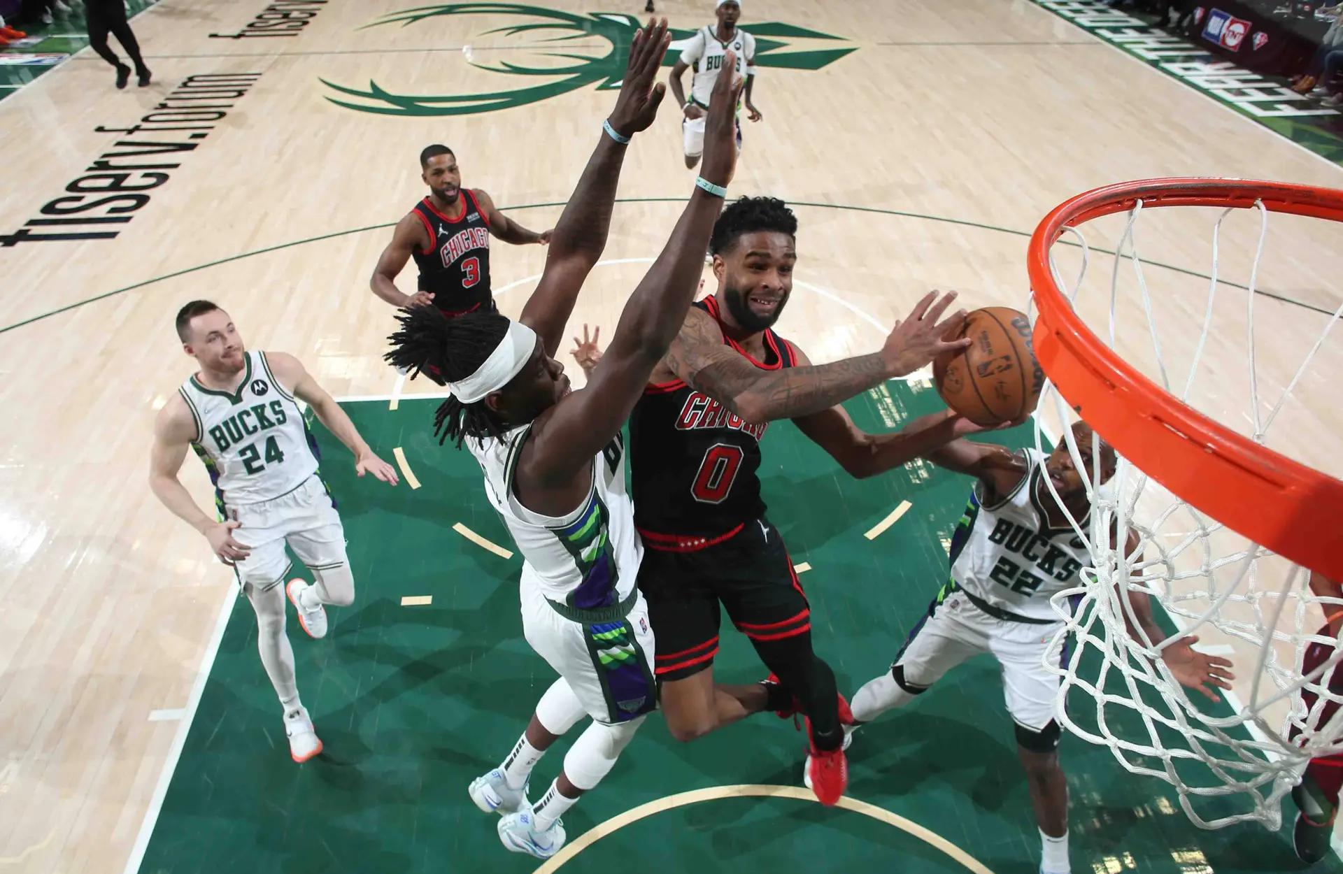 包含公牛主场惊险击败老鹰，保住季后赛席位的词条