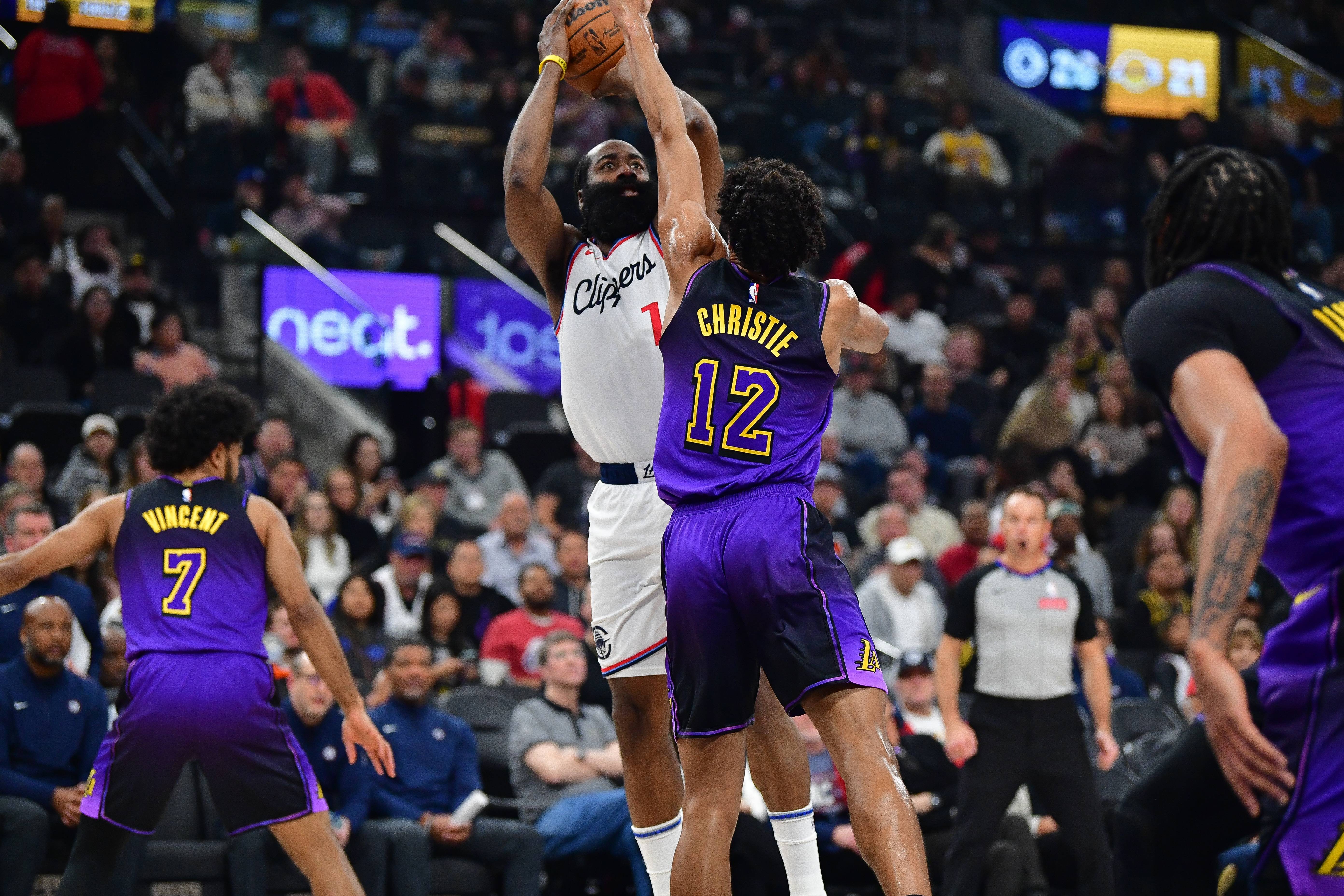 快船险胜鹈鹕保持不败