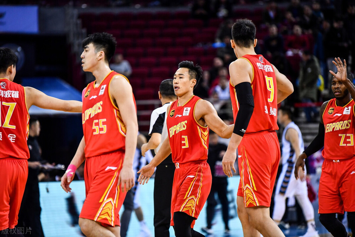 北京队踏平勇士，西亚卡姆在德甲争冠战接管比赛